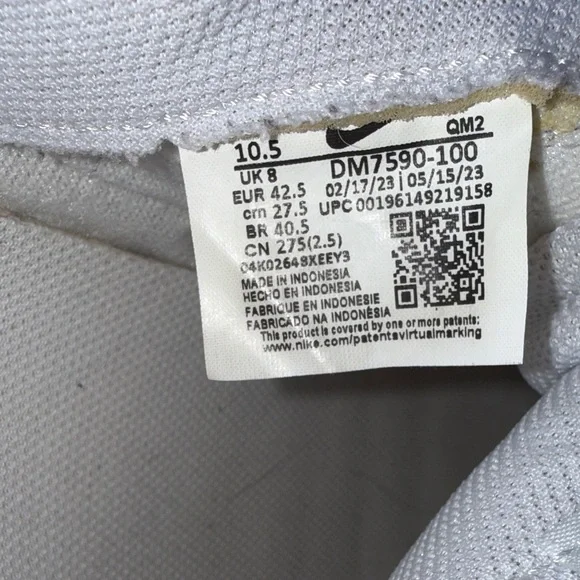 Nike White and Black Women's Sneakers - Picture 3 of 6